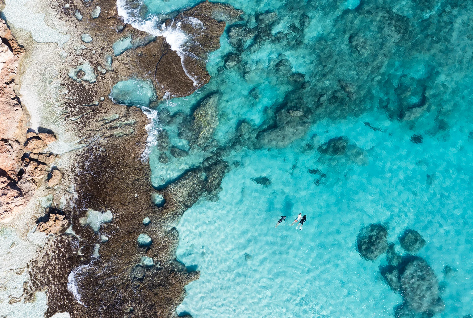 Clear turquoise water and the coastline at Coral Bay